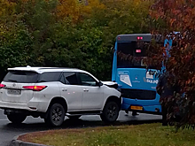 Водитель внедорожника протаранил автобус на кемеровском проспекте