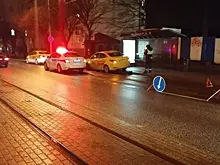 На ул. Черняховского таксист сбил женщину, которая шла к трамваю от остановки