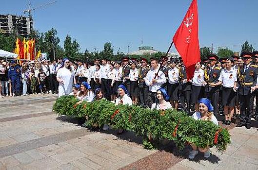 9 Мая в Бишкеке прошли молодежная акция «Вальс Победы» и праздничный концерт