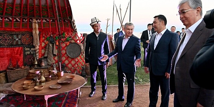 Токаев, Мирзиеев и Жапаров посетили этнокультурный комплекс на Иссык-Куле
