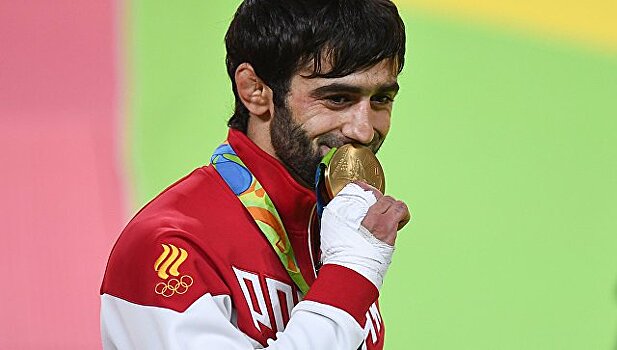 Мудранов не пел гимн РФ на награждении