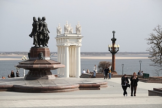 В амфитеатре на Центральной набережной Волгограда устанавливают сидения