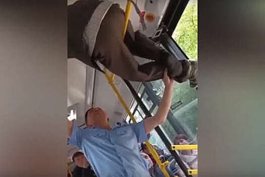 Уфимец не хотел слезать с поручней в автобусе "из-за полного салона грибов"