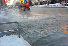 «Течёт ручей, бежит ручей»: появилось видео потопа на пересечении Ново-Садовой и Ленина