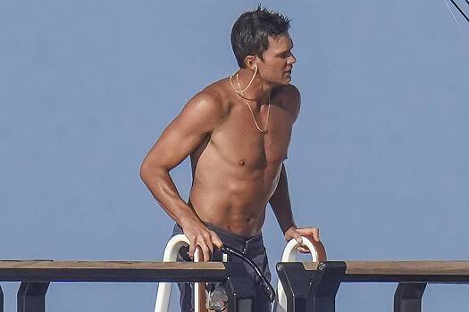 Том Брэди оголился перед папарацци после страстного поцелуя Ирины Шейк с известным актером