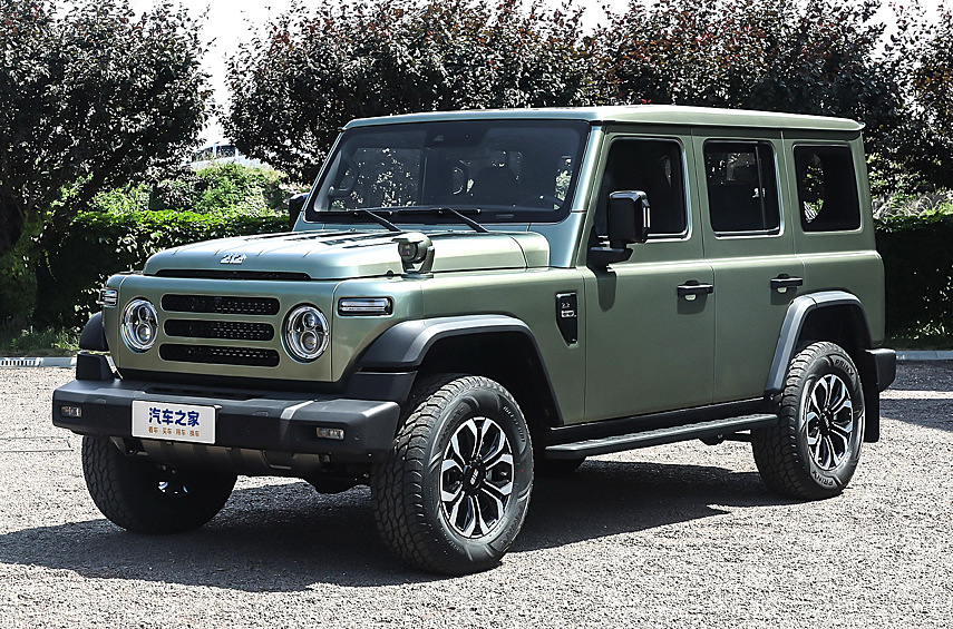 BAW 212. Легендарный вездеход сменил поколение впервые за почти шесть десятилетий производства. Автомобиль выступит основоположником целой гаммы, в которую войдут трёх- и пятидверный внедорожники, а также пикап.