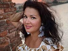 Закулисье Мариинки: Нетребко в платье с рукавами-буфами и открытой спиной позировала с мужем