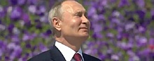 Путин принял участие в поднятии флага России и расчувствовался