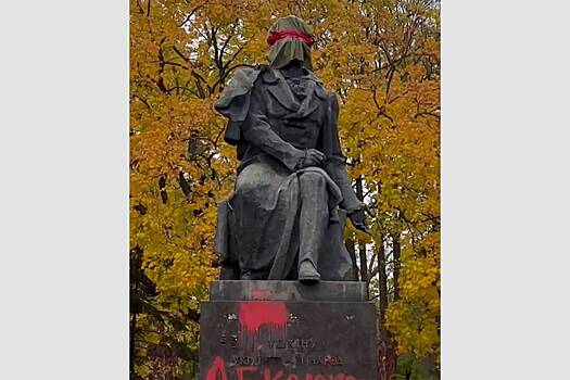 В Киеве вандалы исписали памятник Пушкину