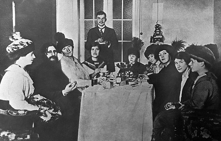 Григорий Распутин с группой придворных дам, 1907 год