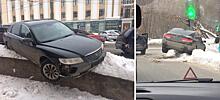 В Кирове автомобиль после аварии повис на бордюре
