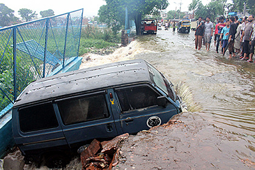 Из-за наводнений в Индии и Непале пострадали 1,6 млн человек