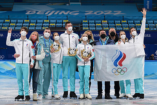 Российские фигуристы получили награды за победу в командном турнире на ОИ-2022
