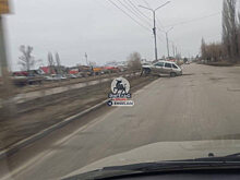 В Энгельсе «четырнадцатая» после ДТП повисла на отбойнике по улице Колотилова