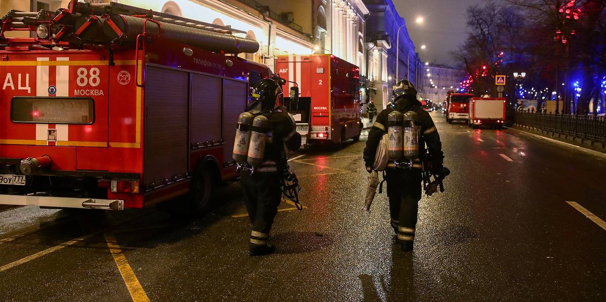 ТАСС: причиной пожара в здании с отелем в центре Москвы является поджог