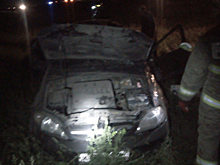 Под Пугачевом спасатели достали из перевернувшейся иномарки двоих пострадавших