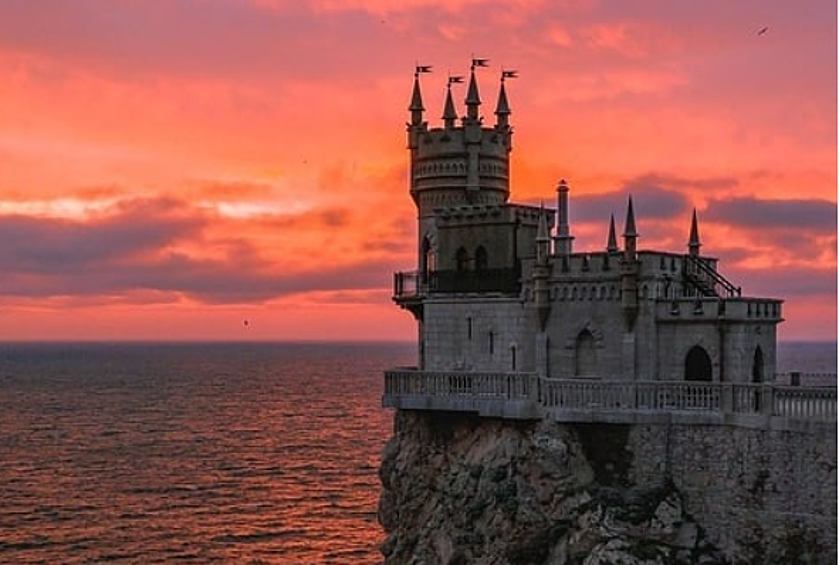 Республика Крым полна живописных мест и открыта для посещения туристам. В 2008-м замок "Ласточкино гнездо" включили в список "7 чудес Крыма". Туристы считают, что замок и правда похож на сказочный дворец, в котором томится принцесса.