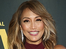 Танцовщица оконфузилась в прямом эфире шоу из-за выреза на платье