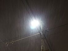 В Омске на Химиков после аварии на проводах висит фонарный столб