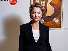 Дарья Повереннова — в строгом костюме, Алферова и Бероев — в уютном family look на выставке «Лига мечты»