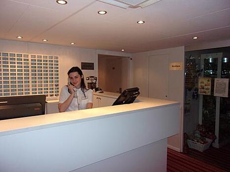 На «ресепшене» или «на ресепшн» как правильно?