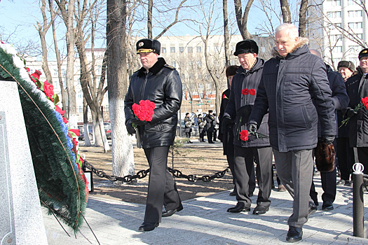 Во Владивостоке прошёл траурный митинг, посвящённый 43-ой годовщине гибели офицеров-тихоокеанцев в авиакатастрофе под Ленинградом