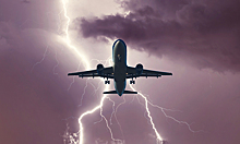 Эксперт оценил опасность попадания молний в самолеты