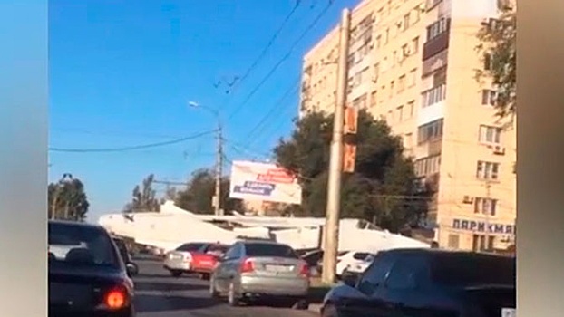 Самолет на проезжей части: в Волгограде Су-24 отбуксировали в парк «Патриот»