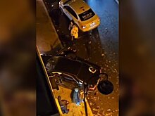 Два автомобиля столкнулись на улице Спиридоновке в Москве