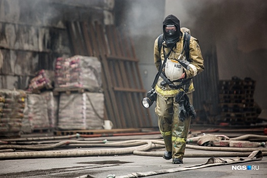 Пожарные вывели 15 человек из дома в Калининском районе