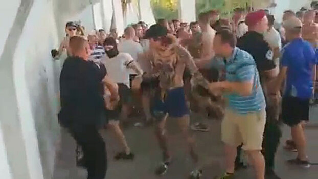 Националисты напали на полицейских перед футбольным матчем на Украине
