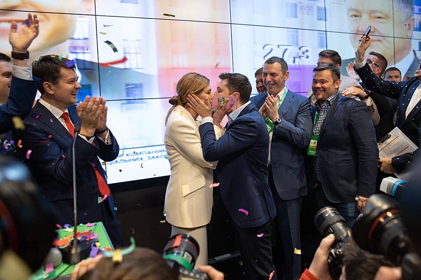Владимир и Елена Зеленские во время объявления первых результатов на выборах Президента Украины.