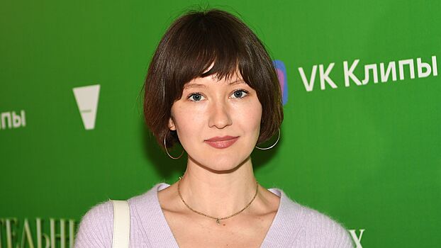 Яна Гладких пытается просветить Алексея Чадова в трейлере «Культурной комедии»