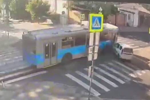 Троллейбус въехал в легковой автомобиль в российском городе, вызвал пожар и попал на видео