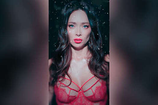 Актриса Настасья Самбурская снялась в откровенном боди