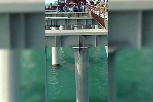 Появилось видео с упавшим в море на Кубани автобусом