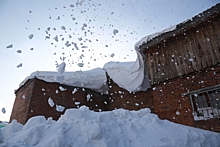 Снег обрушился с крыши на 8-летнюю девочку в Калининском районе Новосибирска
