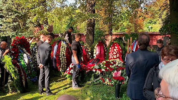 Режиссера Глеба Панфилова похоронили на Новодевичьем кладбище рядом с супругой