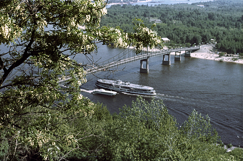 Пешеходный Парковый мост через Днепр, который соединяет центральную часть Киева с парковой зоной и пляжами Труханового острова, 1966 год