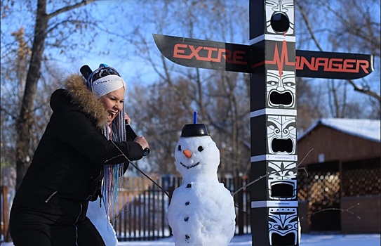 В Омске на "Зелёном острове" слепили взрывающихся снеговиков