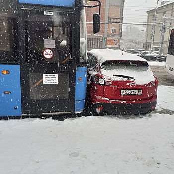 В центре Калининграда рейсовый автобус протаранил внедорожник