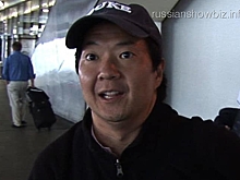 Кен Джонг спас поклонницу во время выступления