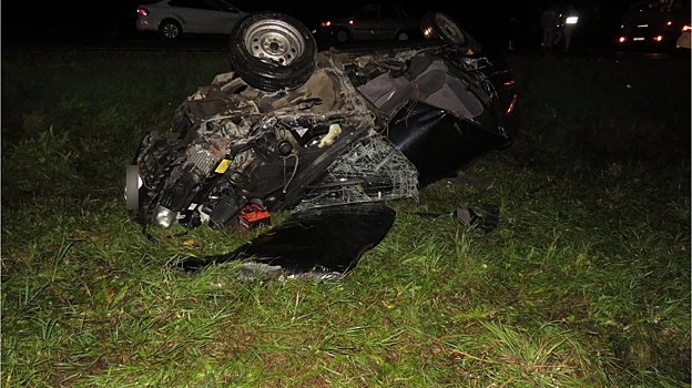 Машина пенсионера развалилась на части после столкновения с грузовиком в Кузбассе