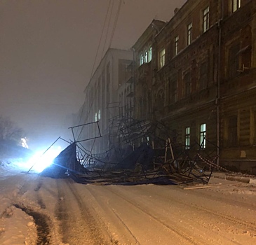 Строительные леса рухнули на Пискунова в Нижнем Новгороде