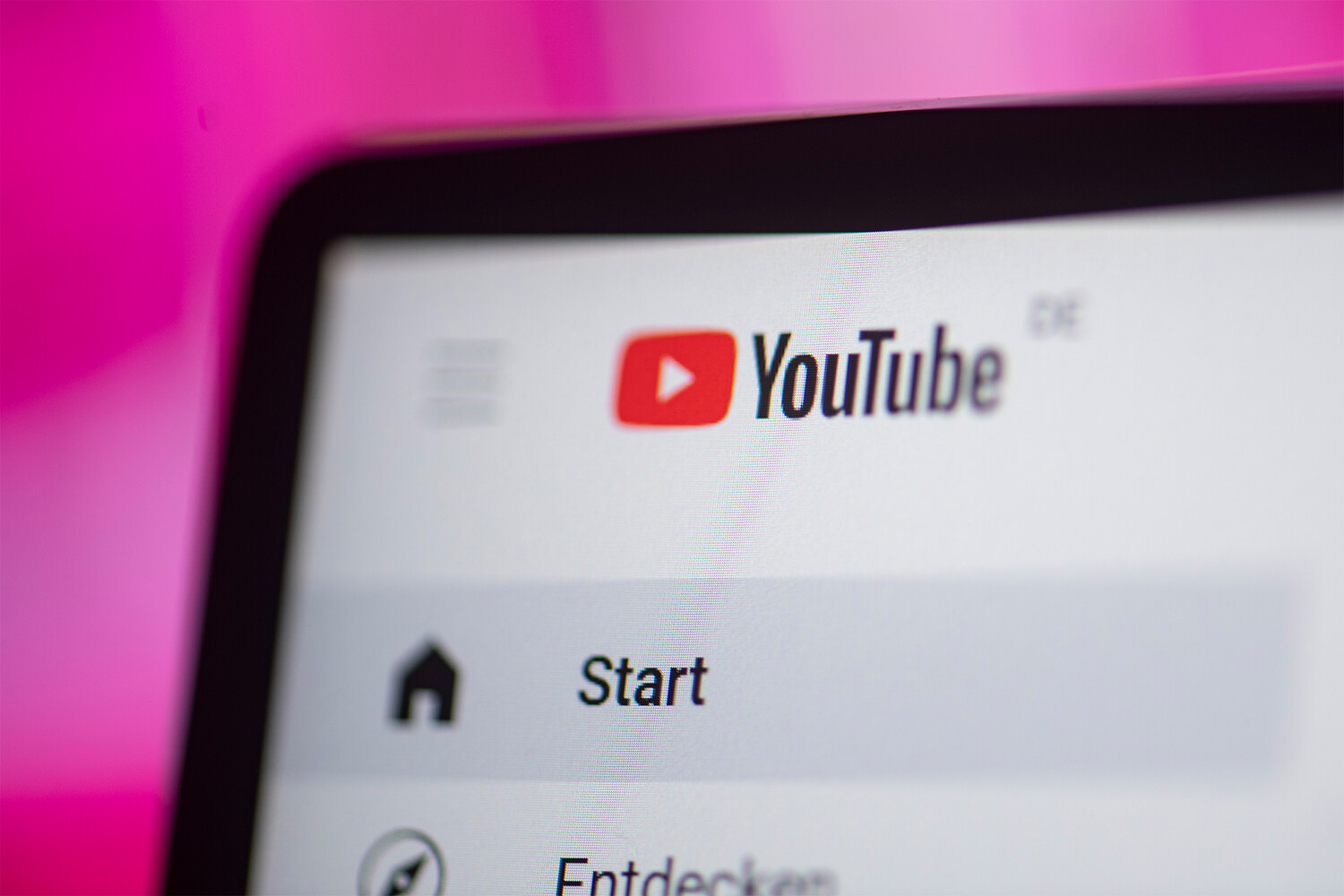 YouTube начал блокировать оппозиционный контент в России