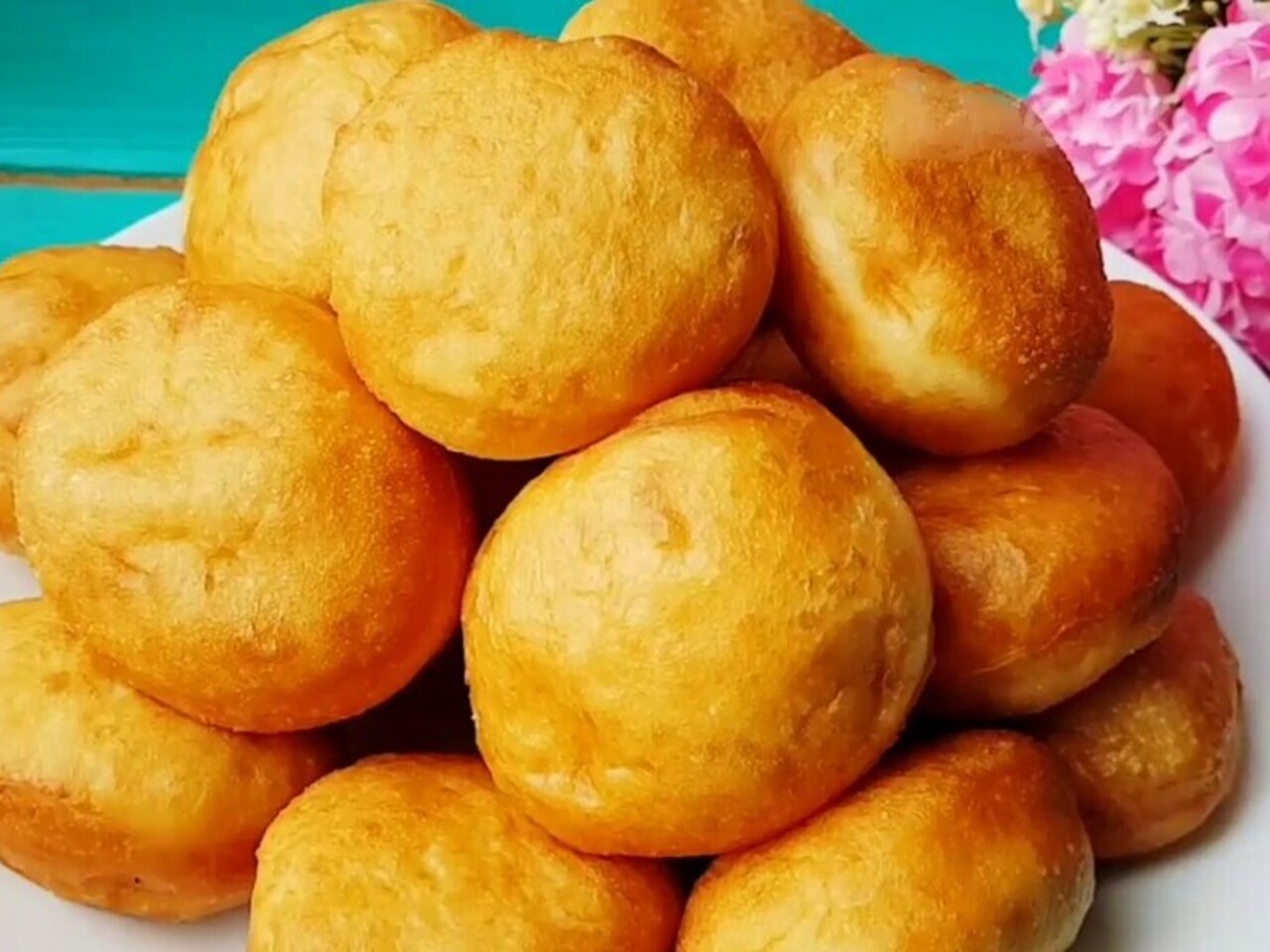 Казахская кухня бауырсак. Баурсаки пышные. Баурсаки круглые. Баурсак татарский. Бабушка жарит баурсаки.