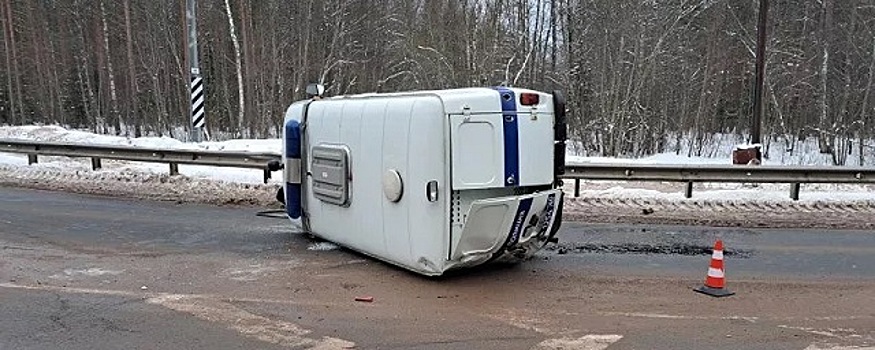 В Псковском районе полицейский УАЗ лег на бок после столкновения с Volvo