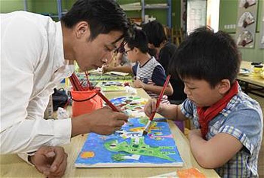 Дети рисуют будущее и свои мечты в Бэйчуань-Цянском автономном уезде