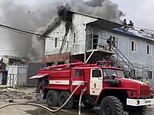 В Новом Уренгое загорелось двухэтажное общежитие