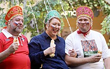 Трое жующих болельщиков в кокошниках посетят матч Россия - Хорватия